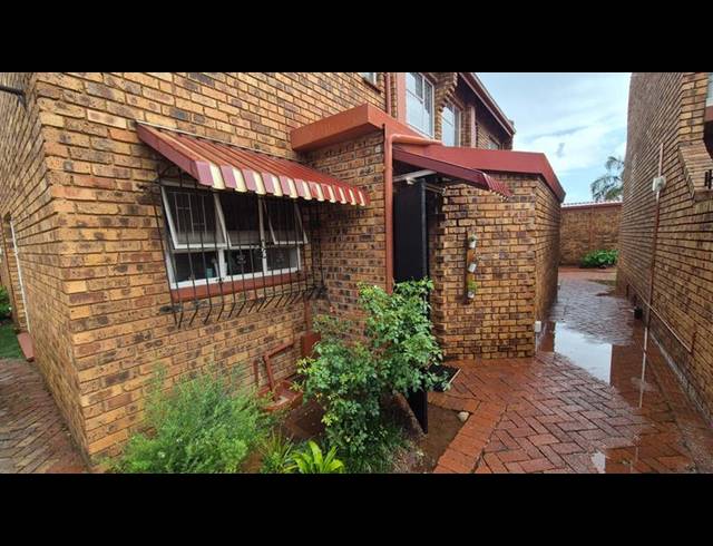 2 BEDROOM TOWNHOUSE FOR SALE IN DORANDIA